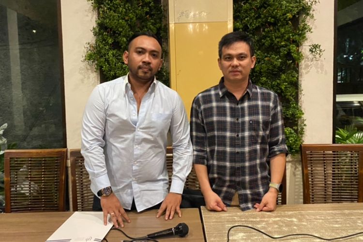 Valens Lamury Hadjon (kiri), kuasa hukum pembunuhan adik dan ponakan di Surabaya, Rabu (4/12/2024). 