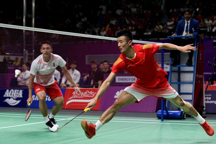 Pemain tungal putra China, Chen Long bertanding melawan pemain tunggal putra Indonesia, Jonatan Christie pada pertandingan final beregu putra Asian Games 2018 di Istora Senayan, Jakarta, Rabu (22/8/2018). China meraih emas di nomor beregu putra.