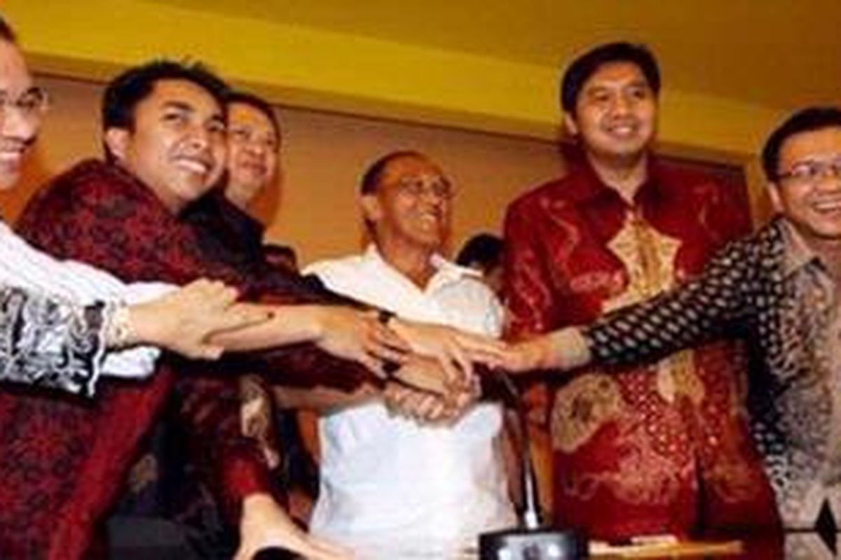 Ketua Umum DPP Partai Golkar, Aburizal Bakrie (tiga dari kanan) bertemu anggota tim inisiator Hak Angket Kasus Bank Century atau dikenal tim sembilan di Kantor DPP Partai Golkar, Jakarta Barat, Selasa (23/02/2010). Pertemuan ini untuk menggalang dukungan dan komitmen penuntasan kasus Bank Century. 