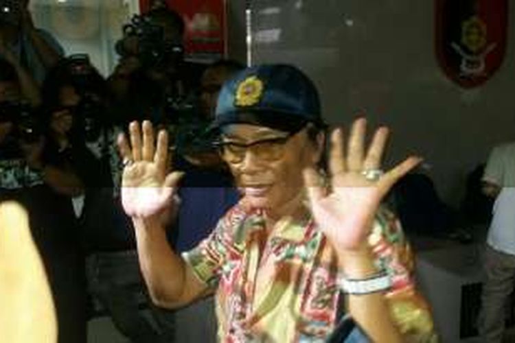 Artis peran Torro Margens saat mendatangi Resmob Polda Metro Jaya, Jakarta Selatan, Selasa (4/10/2016).