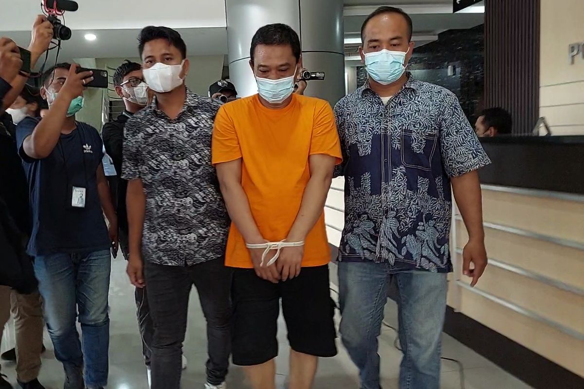 Satpam apartemen di Cengkareng , KH(45), jadi tersangka pelecehan seksual pada seorang karyawati ekspedisi. Ia diperlihatkan di Mapolres Jakarta Barat, pada Jumat (15/7/2022).