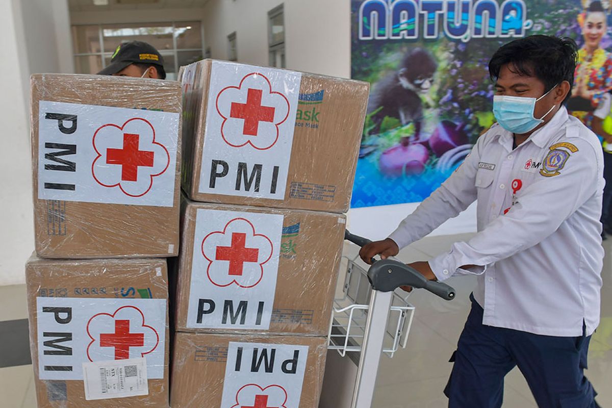 Petugas mendorong troli bermuatan kardus yang berisi masker bantuan dari PMI pusat yang baru tiba di Bandara Raden Sadjad, Ranai, Natuna, Kepulauan Riau, Selasa (4/2/2020). Sebanyak 20 ribu masker bantuan tersebut nantinya akan dibagikan untuk warga sebagai antisipasi tertular virus Corona, dikarenakan Batam dan Natuna menjadi lokasi transit dan observasi bagi 238 orang WNI dari Wuhan, Hubei, China.