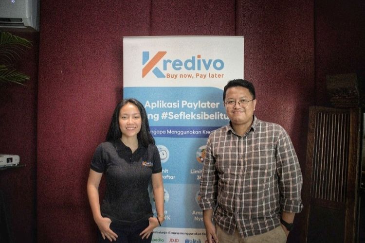 VP Marketing & Communications Kredivo, Indina Andamari  bersama Ekonom Institute for Development of Economics and Finance (INDEF) Nailul Huda dalam jumpa pers di Jakarta, Selasa (20/9/2022).