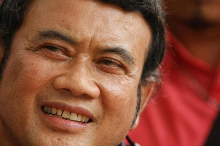 Penyanyi dangdut Rhoma Irama saat diwawancarai wartawan di Wisma Nusantara, Jalan MH Thamrin, Jakarta Pusat, Selasa (13/11/2012). Rhoma Irama menyatakan siap dicalonkan sebagai presiden. Kesiapan itu dia tegaskan setelah sebelumnya para ulama yang tergabung dalam Wasilah Silaturahim Asatidz Tokoh dan Ulama (Wasiat Ulama) mendaulat Rhoma Irama menjadi capres di Pemilu 2014. KOMPAS IMAGES/RODERICK ADRIAN MOZES