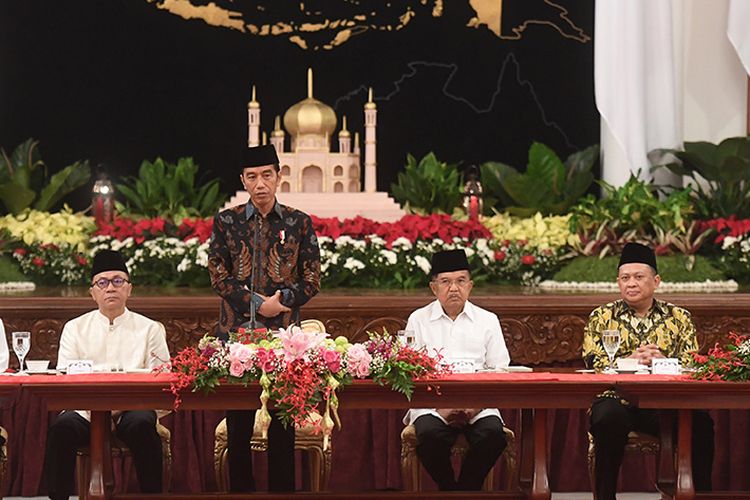 Presiden Joko Widodo (ketiga kiri) memberikan sambutan sebelum acara buka puasa bersama dengan pimpinan lembaga tinggi negara di Istana Negara, Jakarta, Senin (6/5/2019). Momen tersebut juga dimanfaatkan Presiden menyampaikan rencana pemerintah memindahkan Ibu Kota.