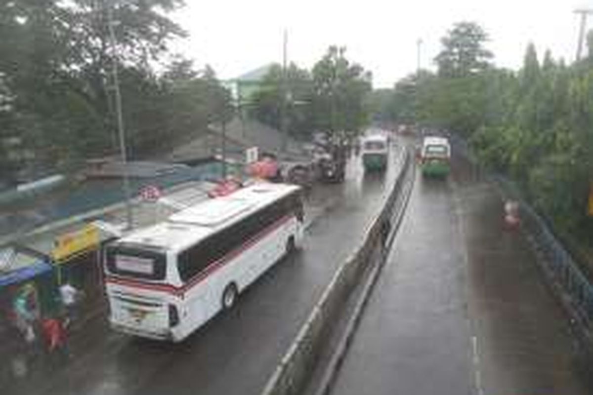 Suasana di pemberangkatan bus antar kota di Terminal Kampung Rambutan, Jakarta Timur, Kamis (5/5/2016).