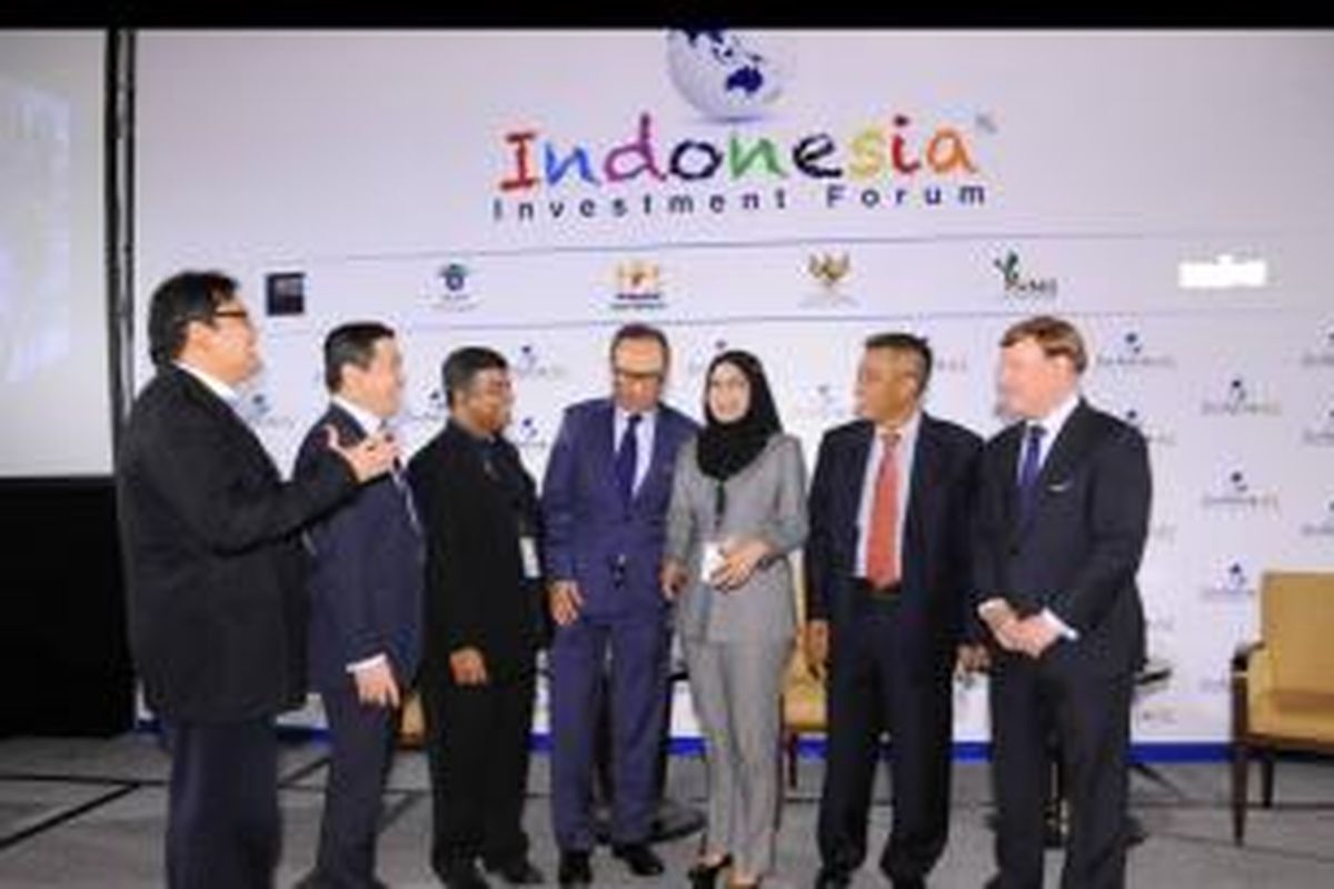 Christovita Wiloto (Founder and Chairman Indonesia Investment Forum) bersama-sama Benny Surjadharma (President Director Macquarie Capital), Sachin Gopalan (CEO Berita Satu Media Holding), Suryo B. Sulisto (Ketua Umum KADIN), Emma Sri Martini (President Director PT Sarana Multi Infrastruktur), Wahyu Hidayat (Deputi Meneg BUMN), serta John Walker AM (Senior Managing Director Macquarie Capital) di acara Indonesia Investment Forum 2013 di Hongkong, Kamis (7/11/2013) di Hotel Ritz Carlton, Hong Kong.