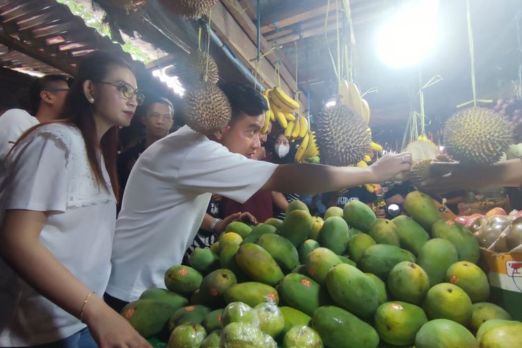 Calon wakil presiden nomor urut 2, Gibran Rakabuming Raka, beserta istrinya, Selvi Ananda, membeli buah durian di Pasar Rawasari, Cempaka Putih, Jakarta Pusat, Minggu (3/12/2023).