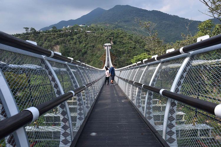 Pengunjung berjalan melintasi jembatan gantung di Taiwan Indigenous Peoples Cultural Park, Pingtung, Taiwan, Rabu (11/4/2018). Indigenous Peoples Cultural Park atau Taman Budaya Penduduk Asli Taiwan yang didirikan tahun 1989 dengan luas sekitar 82 hektar itu merupakan tempat untuk mengenal dan mengetahui kehidupan dan budaya suku-suku asli Taiwan.