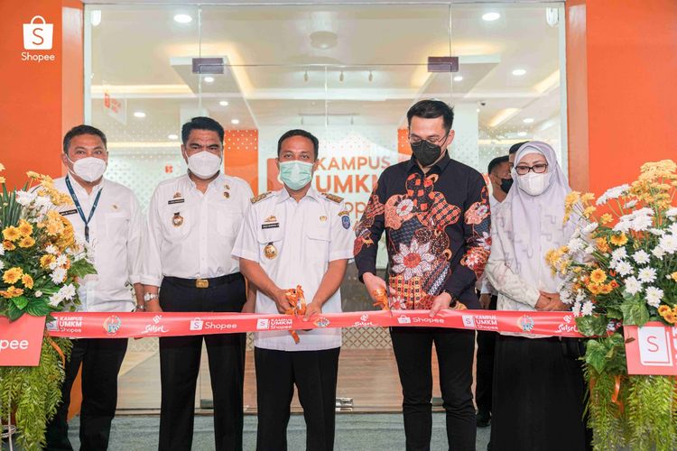 Kampus UMKM Shopee Makassar diresmikan oleh Gubernur Provinsi Sulawesi Selatan Andi Sudirman Sulaiman didampingi oleh Head of Government Affairs Shopee Indonesia, Ade Mulya, beserta jajaran Pemerintah Provinsi Sulawesi Selatan dan Pemerintah Kota Makassar, Rabu (18/5/2022).
