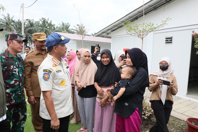 Menteri Dalam Negeri (Mendagri) yang juga Ketua Satuan Tugas (Kasatgas) Percepatan Rehabilitasi dan Rekonstruksi Pascabencana Sumatera, Muhammad Tito Karnavian meninjau hunian sementara (huntara) di Kabupaten Aceh Tamiang, Aceh, Selasa (3/2/2026).