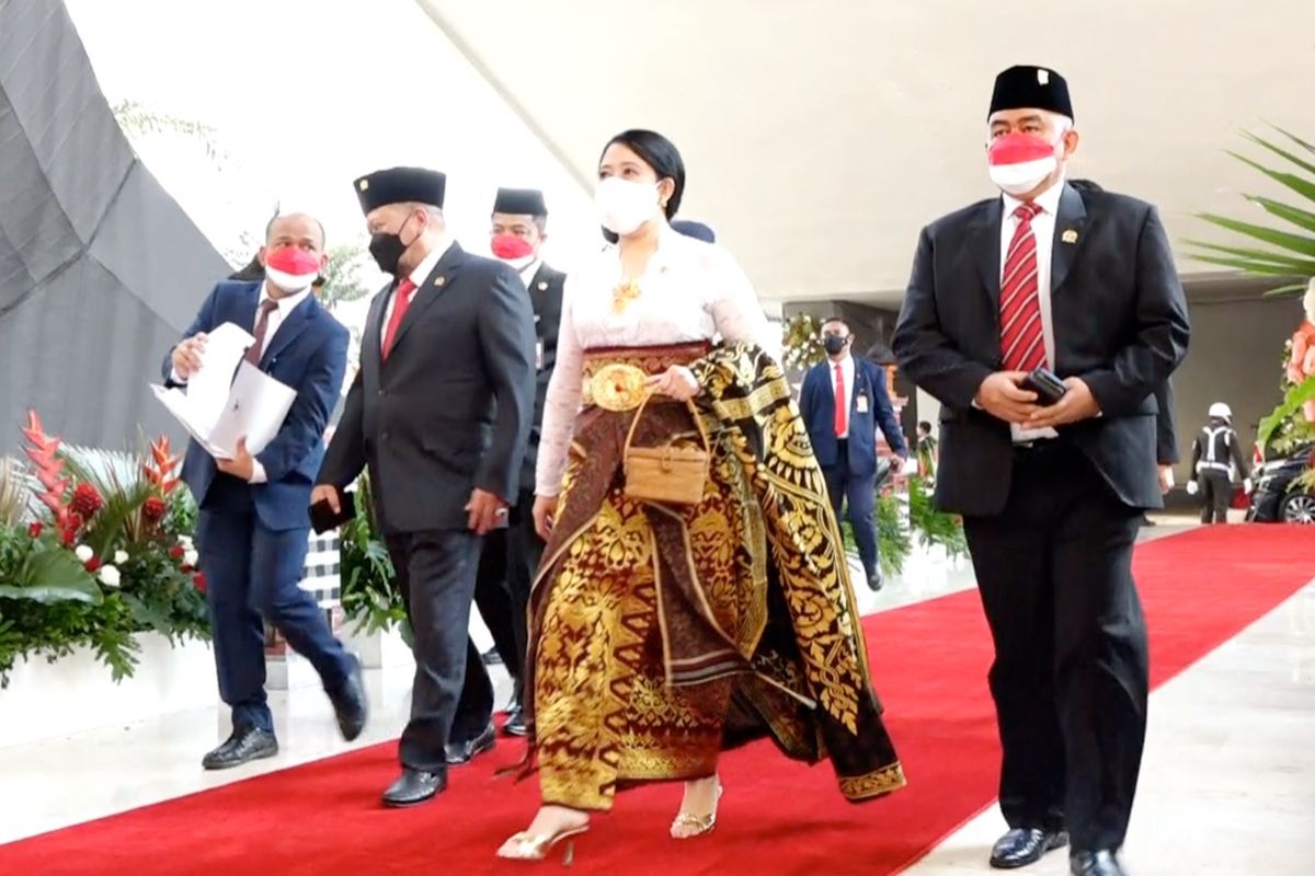 Ketua DPR RI Puan Maharani mengenakan pakaian adat Bali ketika menghadiri sidang Tahunan MPR dan Sidang Bersama DPR-DPD RI di Gedung Nusantara, Senayan, Jakarta, Senin (16/08/2021).