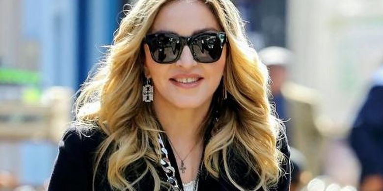 Madonna memakai item fesyen berupa salib