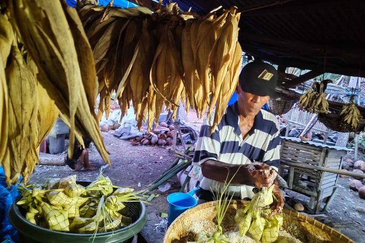 Saleh Kai (70) salah seorang warga Desa Yosonegoro mengisi ketupat di belakang rumah. ia bersama keluarganya juga menyiapkan lebih dari 200 ujung nasi bulu sebagai oleh-oleh untuk sanak saudara yang datang ke rumahnya.