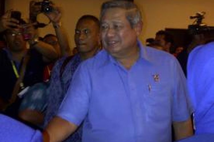 Ketum PD, Susio Bambang Yudhoyono menyalami para kader di acara rapat pleno di Denpasar
