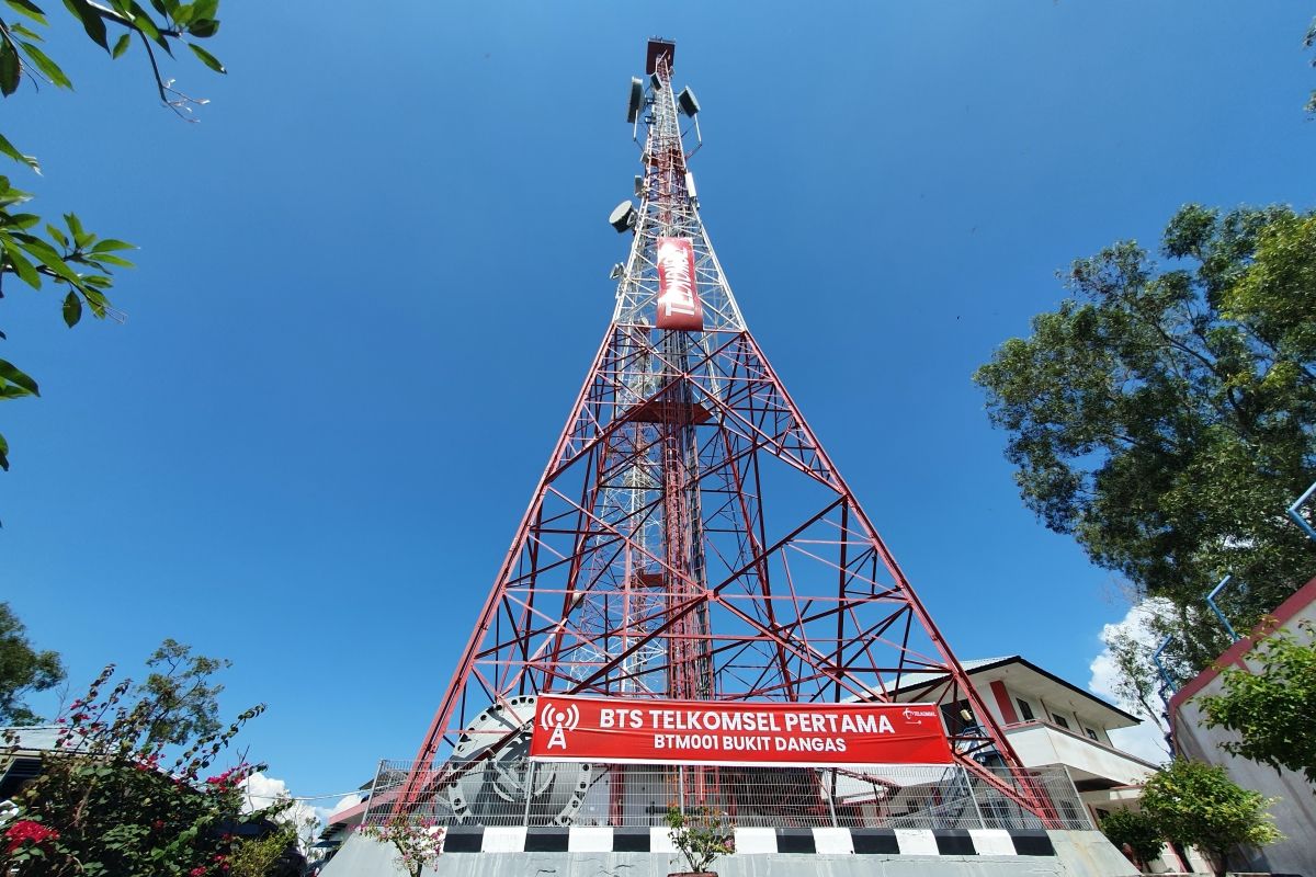 Menara BTS pertama Telkomsel di Indonesia, berada di Bukit Dangas Batam.
