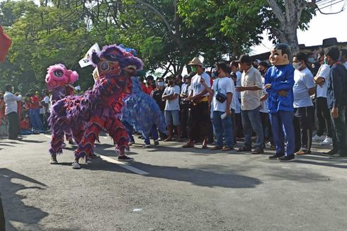 Daftar ke KPU, Paslon Wali Kota Mataram Selly-Manan Diiringi Atraksi Multi Etnis