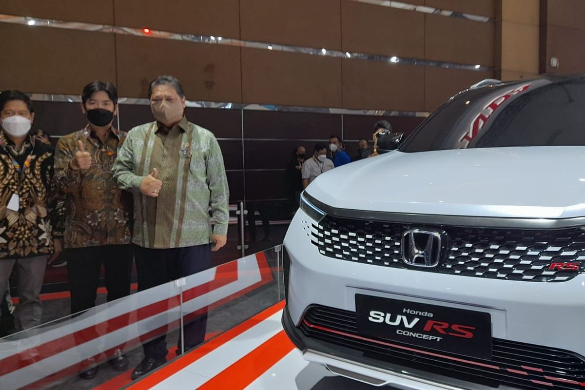 Menko Perekonomian Airlangga Hartarto bersama BOD Honda Prospect Motor (HPM) berpose di samping Honda SUV RS