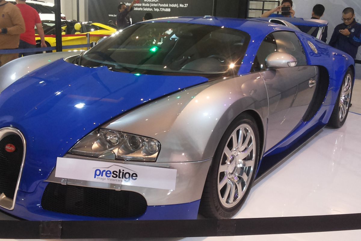 Bugatti Veyron yang dipajang di stan Prestige saat hari ketiga penyelenggaraan Indonesia Internatuonal Motor Show (IIMS) 2018 di JIExpo, Kemayoran, Jakarta, Sabtu (21/4/2018).