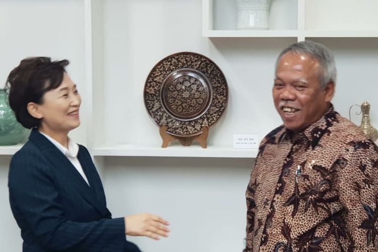 Menteri PUPR Basuki Hadimuljono berbincang dengan Menteri Pertanahan, Infrastruktur dan Transport (MoLIT) Korsel Kim Hyun Mee di Korsel, pekan lalu.