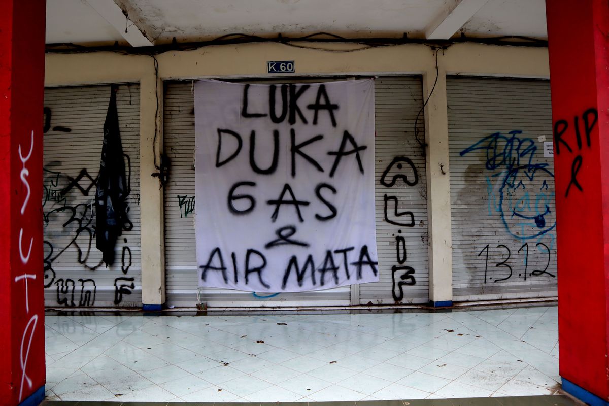 Aksi protes dalam bentuk tulisan  Tragedi Kanjuruhan yang terjadi pada pekan ke-11 Liga 1 2022-2023 seusai pertandingan bertajuk Derbi Jawa Timur, Arema FC melawan Persebaya Surabaya di Stadion Kanjuruhan Kepanjen, Kabupaten Malang, Rabu (19/10/2022) siang.