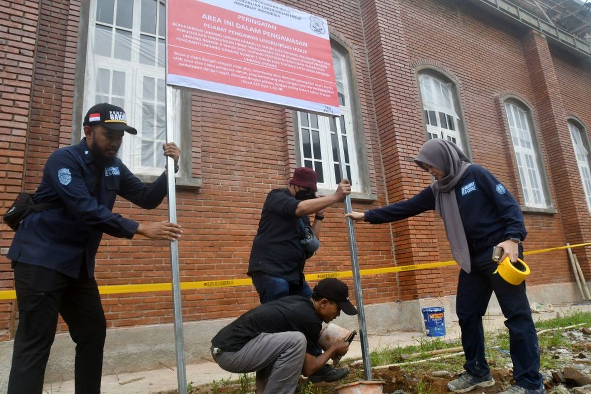 Petugas Penegakan Hukum (Gakkum) Kementerian Lingkungan Hidup melakukan penyegelan bangunan yang diduga merusak lingkungan di PT Perusahaan Perkebunan Sumber Sari Bumi Pakuan, Cisarua, Bogor, Jawa Barat, Kamis (6/3/2025). Kementerian Lingkungan Hidup menginspeksi dan memasang papan pengawasan lingkungan hidup di empat lokasi di hulu Daerah Aliran Sungai (DAS) Ciliwung yang diduga dibangun tanpa persetujuan lingkungan dan berkontribusi dalam banjir di wilayah hilir. ANTARA FOTO/Arif Firmansyah/nz
