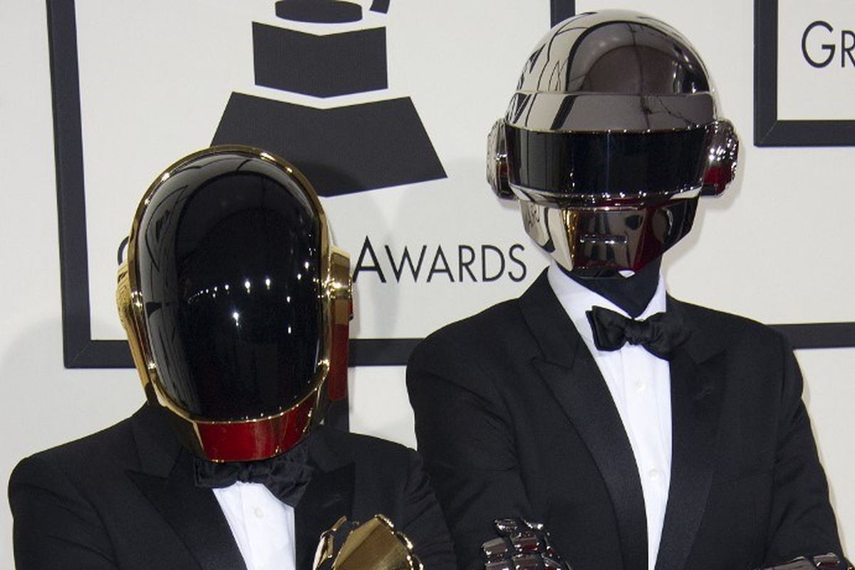 Duo Daft Punk menghadiri 56th Grammy Awards di the Staples Center di Los Angeles, California, pada 26 January 2014. 