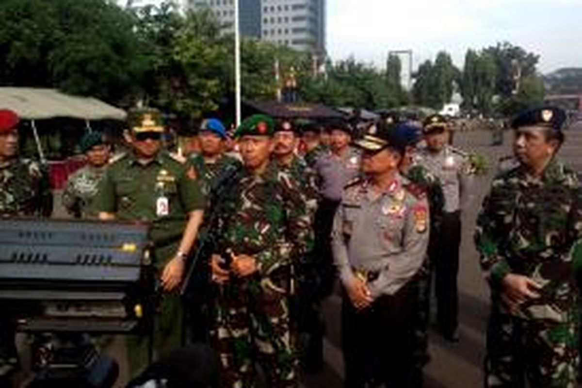 Plt. Gubernur DKI Jakarta Basuki Tjahaja Purnama (kiri), Pangdam Jaya Mayjen TNI Agus Sutomo (tengah), dan Kepala Polda Metro Jaya Inspektur Jenderal Unggung Cahyono (kanan).