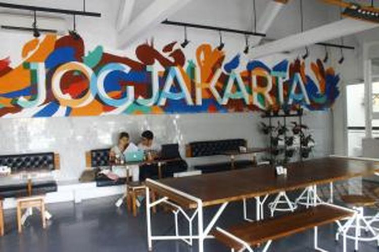 Salah satu dinding yang menjadi ikon restoran Lokal, yaitu lukisan bertuliskan Jogjakarta yang kerap menjadi target foto para netizen