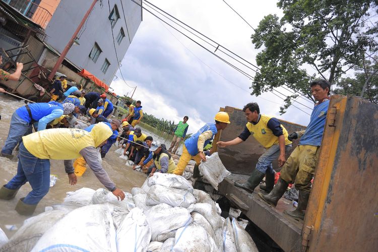 Tanggul sementara penghalang banjir di Kota Tangerang, Kamis (2/1/2020)