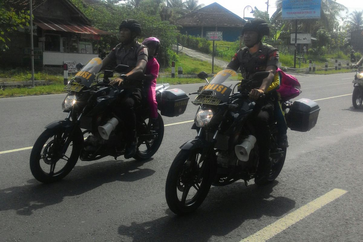 Puluhan bocah dari TK di Kulon Progo, DIY, keliling kota Wates menggunakan motor pateoli. Mereka berkonvoi sambil dikanlakan pada berbagai rambu lalu lintas. Kegiatan sosialisasi lalu lintas ini berlangsung rutin dengan beragam cara.