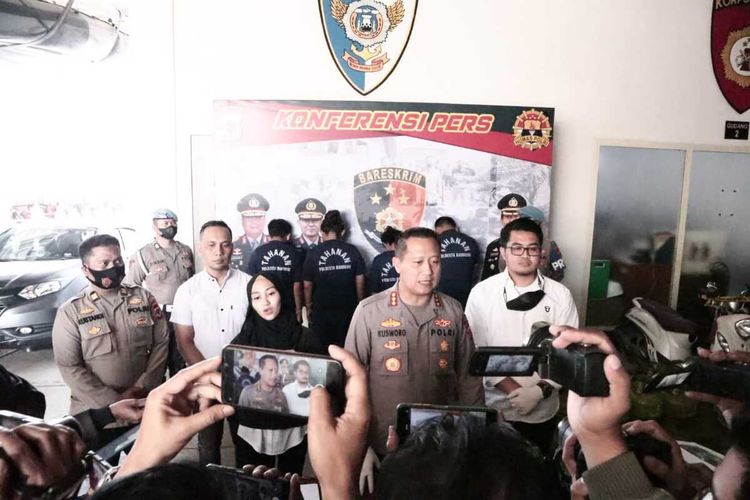 Satuan Reserse Kriminal (Satreskrim) Polresta Bandung berhasil mengamankan 5 pelaku Curanmor yang menyasar kostan Mahasiswa. Para pelaku sengaja menggunakan jaket Ojeg Online saat beraksi agar warga setempat tak mencurigai.