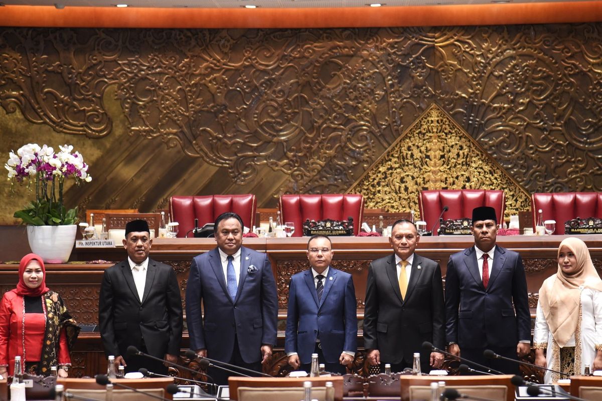 Wakil Ketua DPR RI Koordinator Bidang Ekonomi dan Keuangan Sufmi Dasco Ahmad resmi melantik empat anggota DPR RI PAW dalam Rapat Paripurna ke-13 DPR RI Pembukaan Masa Sidang IV Tahun Sidang 2023-2024  di Ruang Rapat Paripurna DPR RI, Senayan, Jakarta. 