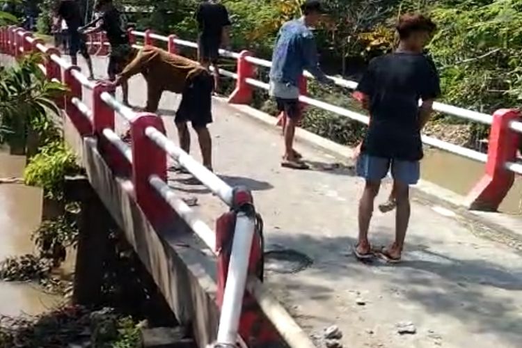 Para pemuda di Demak rusak pagar pengaman jembatan untuk melintas truk sound. (Polres Demak). 