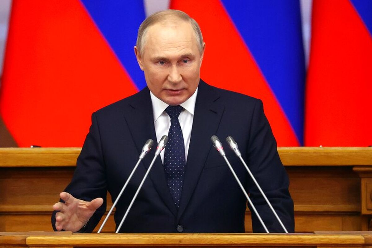 Presiden Rusia Vladimir Putin saat berpidato pada pertemuan Dewan Legislator di bawah Majelis Federal Rusia di Istana Tauride, di St Petersburg, Rusia, Rabu (27/4/2022). 