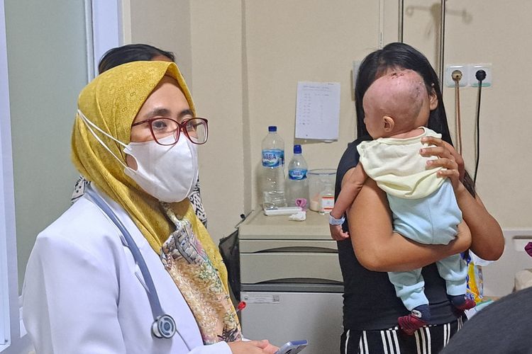 Dokter RSIA Fatimah Makassar, saat melihat kondisi Afzal Atallah bayi 8 bulan yang alami gizi buruk dan stunting