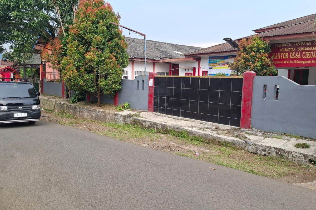 Nampak depan halaman Kantor Desa Cikujang, Kecamatan Gunungguruh, Kabupaten Sukabumi Jawa Barat