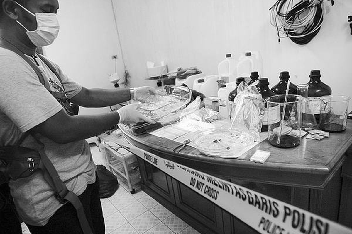 Polisi menunjukkan barang bukti laboratorium pembuat sabu di salah satu rumah di Jalan G/418, Teluk Gong, Pejagalan, Jakarta Utara, Jumat (5/11).