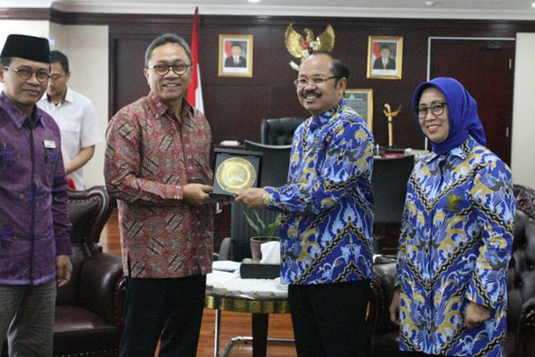 MPR RI Zulkifli Hasan bertemu dengan delegasi Ombudsman Republik Indonesia di Gedung Nusantara III Kompleks MPR/DPR/DPD, Senin (27/3/2017).