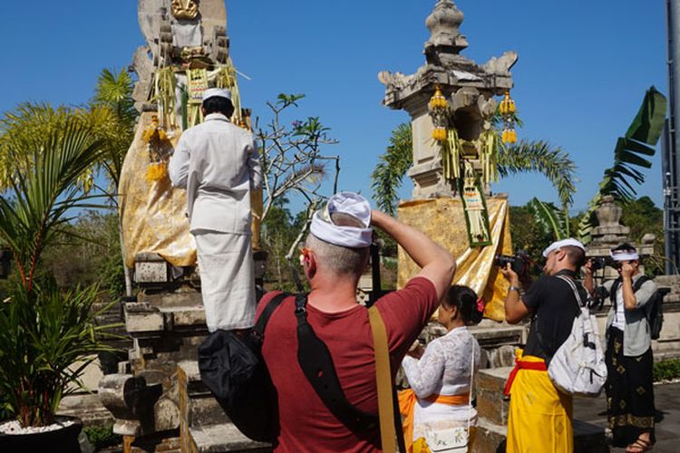 Upacara adat Bali di Pura yang berada di lingkungan Renaissance Bali Uluwatu Resort & Spa, Selasa (5/6/2018).