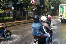 Pipa Bocor, Air PAM Genangi Jalan Raya Bogor di Pasar Rebo