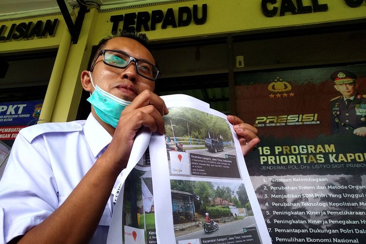 Wakil Ketua DPC Partai Gerindra Kabupaten Blitar Wasis Kunto Atmojo menunjukkan foto bukti perusakan bendera partai, Senin (7/2/2022)