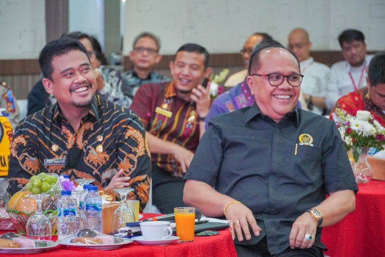 Wali Kota (Walkot) Medan Bobby Nasution bersama pimpinan rombongan Komisi II DPR RI Junimart Girsang di Balai Kota Medan, Kamis (14/9/2023).  
