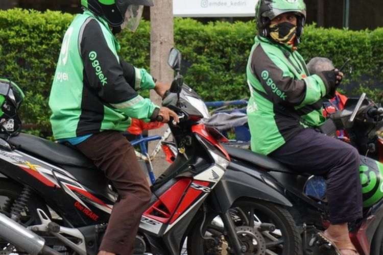 Ilustrasi ojek online Gojek. Mitra pengemudi ojol Gojek akan mendapatkan THR 2025 berupa bonus hari raya jika memenuhi syarat tertentu.