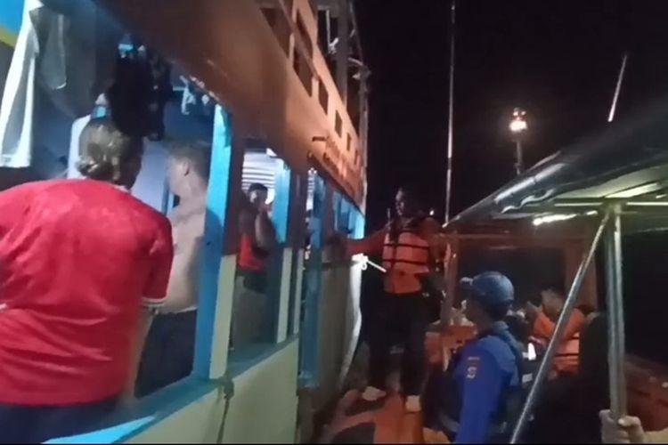 Tabrak Karang, Kapal Pengangkut 16 Wisatawan Kandas di Perairan Batu Cina