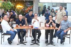 Momen Jokowi Sapa Warga hingga Minum Es Teh di Mal Kota Palangkaraya