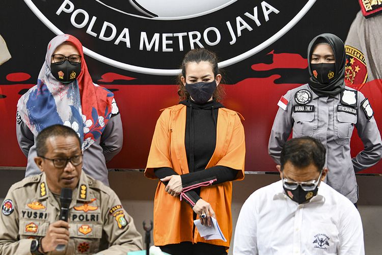 Kabid Humas Polda Metro Jaya Kombes Pol Yusri Yunus (kiri duduk) menunjukkan penyanyi Reza Artamevia (tengah) saat rilis kasus pengungkapan tindak pidana narkotika di Polda Metro Jaya, Jakarta, Minggu (6/9/2020). Ditresnarkoba Polda Metro Jaya menangkap Reza Artamevia pada Jumat (4/9) di rumah makan kawasan Jatinegara, Jakarta Timur serta mengamankan barang bukti narkotika jenis sabu seberat 0,78 gram. ANTARA FOTO/M Risyal Hidayat/foc.