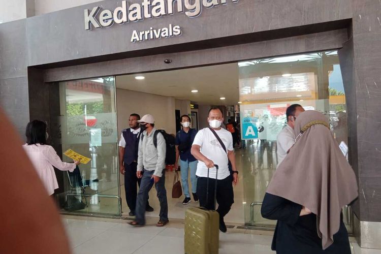 Para penumpang, saat berdatangan di Bandara Sentani, Kabupaten Jayapura, Papua, Sabtu (07/05/2022). Arus balik mudik Lebaran di Bandara Sentani masih terlihat landai.