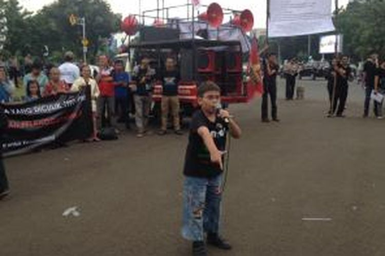Markus Yernirkolaus, Keponakan korban penghilangan paksa aktivis pada 1998, Ucok Munandar, berorasi pada Aksi Kamisan di depan Istana Merdeka, Jakarta, Kamis (26/6/2014).
