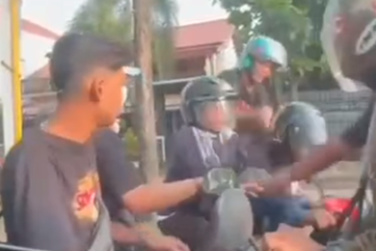 Tangkapan layar video viral aksi penganiayaan terhadap kakek dan cucunya di Sukoharjo, Jawa Tengah. 